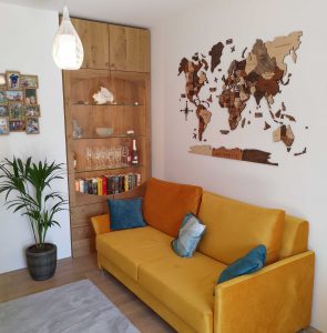 Daniels gemütliche Ecke in seinen vier Wänden mit einem orangen Sofa
