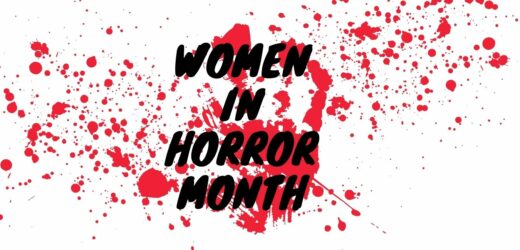 Schriftzug: Women in Horror Month vor einem blutigen Handabdruck und Blutspritzern