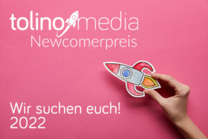 Hand, die Papierrakete hält auf pinkem Hintergrund. Logo tolino media Newcomerpreis 2022