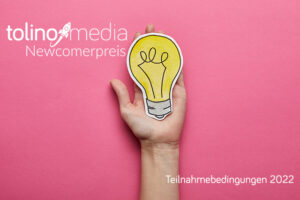 Hand mit ausgeschnittener Glühbirne aus Papier vor pinkem Hintergrund