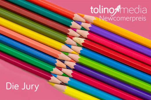 bunte Stifte auf pinkem Hintergrund zur Veranschaulichung der Jury beim tolino media Newcomerpreis