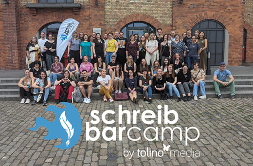 Gruppenfoto des ersten SchreibBarCamps by tolino media im Jahr 2023. Ca. 60 Menschen vor einem Backsteingebäude