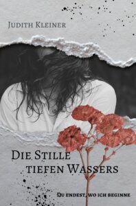 Buchcover Judith Kleiner Die Stille des Tiefen Wassers: Frau in Schwarz-Weiß, Rote Blume im Vordergrund